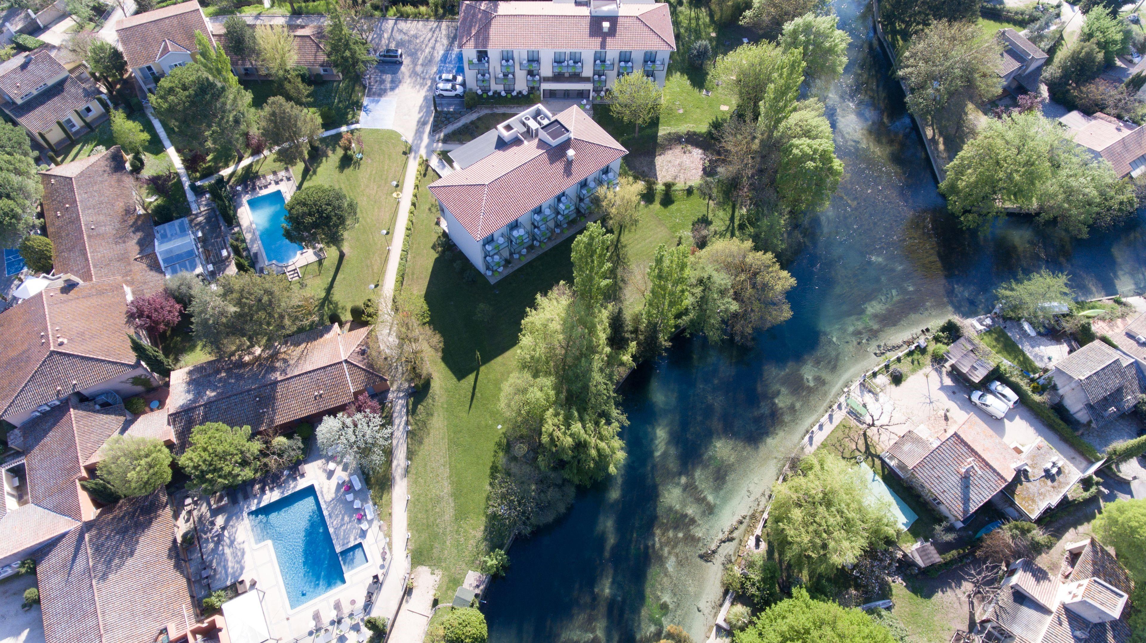 Sowell Hotels Domaine De La Petite Isle LʼIsle-sur-la-Sorgue Exterior foto